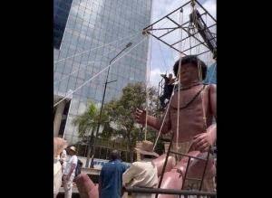 Chavismo paseó a un indio mega gigante en Caracas en conmemoración al día de la resistencia (VIDEO)