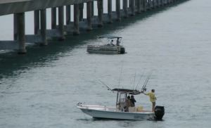 Rescatan a cubano aferrado al pilar de un puente en un cayo de Florida