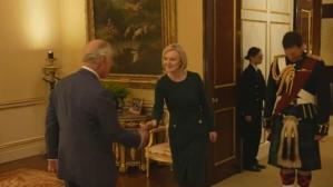 El extraño recibimiento de Carlos III a Liz Truss: ¿Has vuelto otra vez? Oh, querida (VIDEO)