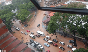 Calles de El Paraíso quedaron totalmente anegadas tras lluvias en Caracas