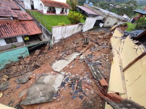 Levantan escombros de muro que colapsó en Potrerito