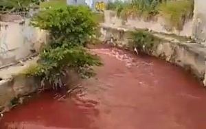 El misterioso color rojizo de la quebrada en Quinta Crespo dejó atónito a los vecinos (VIDEO)