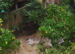 En video: Se desbordó la quebrada Macayapa en Los Frailes de Catia este #28Oct