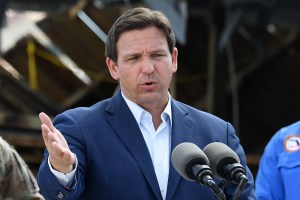 Gobernador de Florida planea reanudar vuelos de migrantes a áreas demócratas