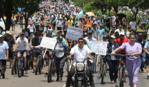 Siguen los choques violentos entre oficialistas y opositores en ciudad boliviana en huelga