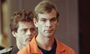 Fanática de Jeffrey Dahmer arrojó ropa interior a casa del padre del asesino serial en Ohio