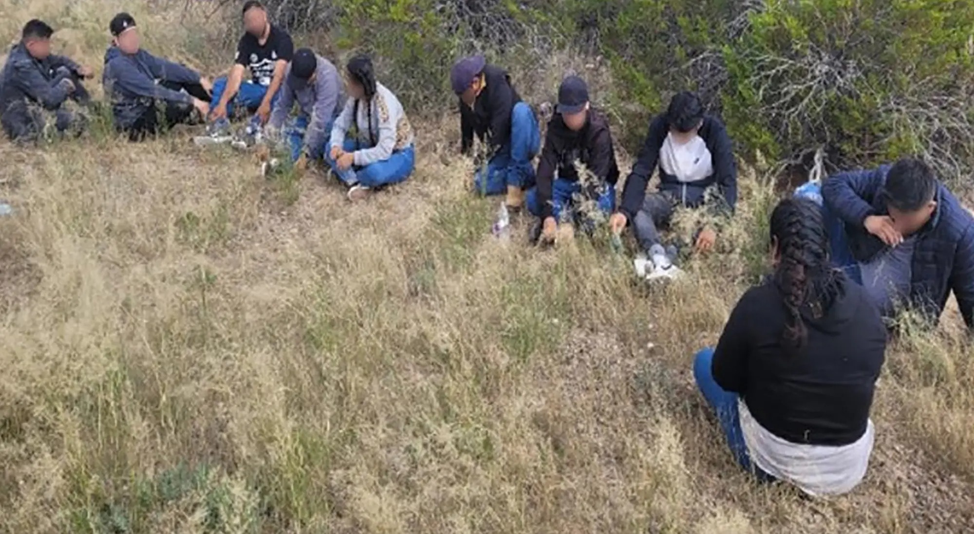 Patrulla Fronteriza de EEUU arrestó al “coyote” más joven, quien intentó cruzar a 10 inmigrantes ilegales