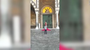 Escándalo en Italia: Turista se desnuda en las escaleras de una catedral (VIDEO)