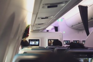“Tuve que hacer algo”: Viajaba en avión y el pasajero de atrás le apoyó el pie en su respaldo (VIDEO)