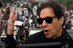 El impactante momento en que le disparan al ex primer ministro de Pakistán Imran Khan (VIDEO)