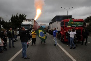 Camioneros mantienen bloqueos en carreteras de Brasil tras pedir intervención militar