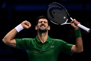Djokovic debutó con victoria ante Tsitsipas en el Masters de Turín