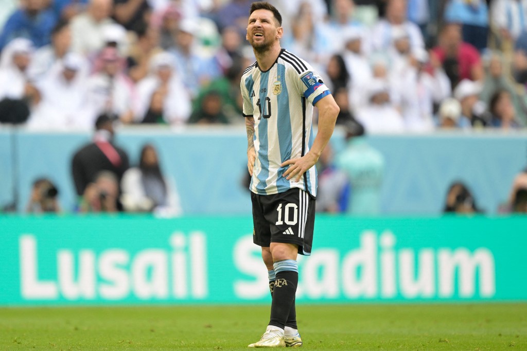 Las imágenes de la desesperación de Messi durante la derrota de Argentina que dieron la vuelta al mundo