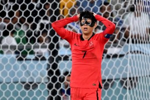 Por qué el delantero coreano Son Heung-min juega con una máscara negra en Qatar 2022