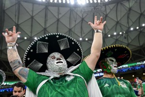 VIDEO: hinchas mexicanos y argentinos se cayeron a trompadas en las gradas del estadio