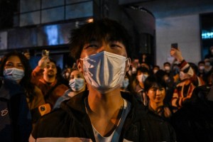 Estudiantes chinos protestan por confinamiento de un campus universitario