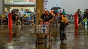 Alerta en Florida: Residentes almacenan alimentos a medida que se acerca la tormenta Nicole
