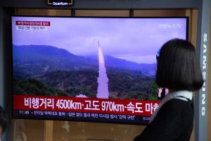 Japón dice que el misil norcoreano voló unos mil kilómetros antes de caer en su ZEE