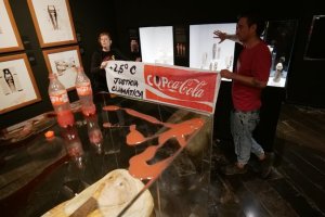 Nuevos ataques de activistas climáticos: mancharon una vitrina en el museo egipcio de Barcelona (Imágenes)