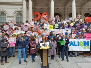 Promueven ley en Nueva York que obligaría a ajustar el salario mínimo anualmente por la inflación