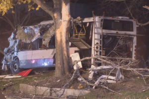 Un muerto y más de 20 heridos tras terrible accidente de un autobús en Massachusetts