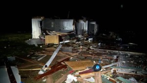 Más de una docena de tornados azotan tres estados de EEUU: Dejan un muerto y varios desaparecidos