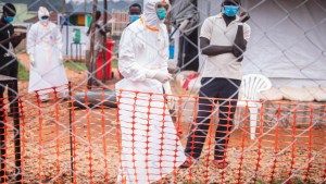 Duelo y soledad en el epicentro de un brote de ébola en Uganda
