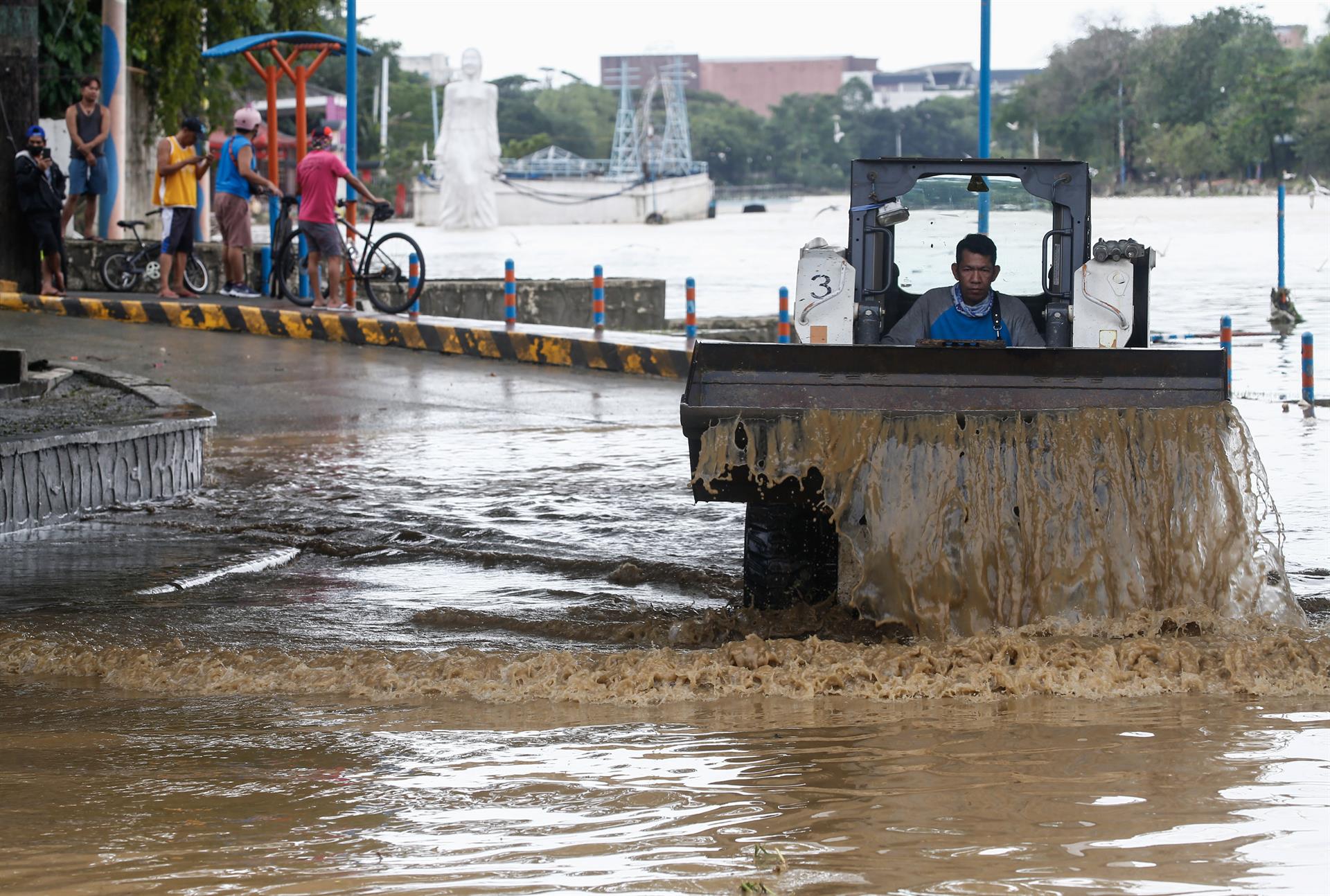 Suben a 121 muertos y 36 desaparecidos en Filipinas por la tormenta Nalgae