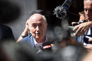 Blatter se arrepintió de elegir a Qatar como sede del Mundial y culpó a Platini