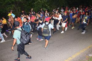 Caravana de migrantes venezolanos parte del sur de México pese a nuevas medidas de EEUU