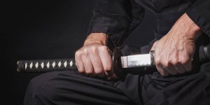 Vestido de ninja y con una katana: La venganza de empleado postal contra su jefe en EEUU