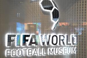 Colectivo Lgbti protestó contra el Mundial de Qatar en el museo de la Fifa en Suiza