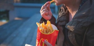 VIDEO: La cruel burla de un trabajador de McDonald’s a cierta clase de clientes