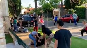 Padres y estudiantes de un colegio de Argentina desataron batalla campal en plena calle (Video)