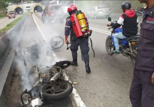 Bomberos sofocaron incendio de dos motos cerca de la salida del túnel La Planicie (Fotos)