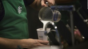 Miles de empleados de Starbucks realizan huelga en más de 100 tiendas en EEUU