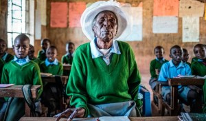 La estudiante de primaria más vieja del mundo muere en Kenia a los 99 años