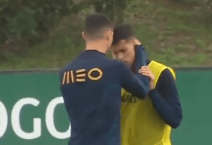 Tensión con Cristiano Ronaldo: Nuevo cruce con un compañero en medio de un entrenamiento (VIDEO)