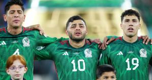 Emotivo momento cuando el delantero mexicano Alexis Vega rompió a llorar escuchando el himno de su país en Qatar 2022 (VIDEO)