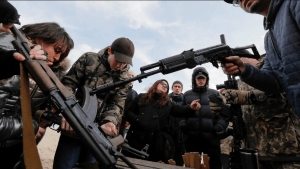 Clases de guerra en secundarias de Rusia: alumnos aprenderán a disparar y lanzar granadas