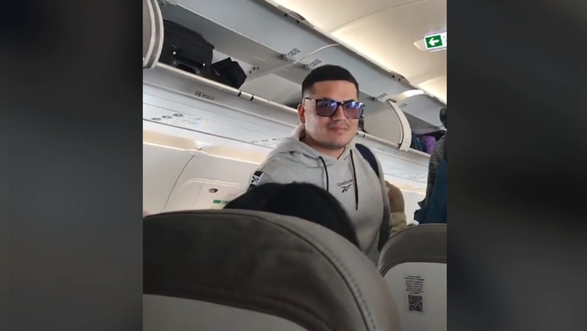 VIRAL: Se fue de vacaciones sin permiso y se encontró a su jefe en el avión (VIDEO)