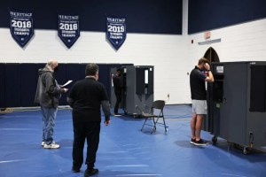 En condado de Nueva Jersey votan manualmente por fallas en las máquinas