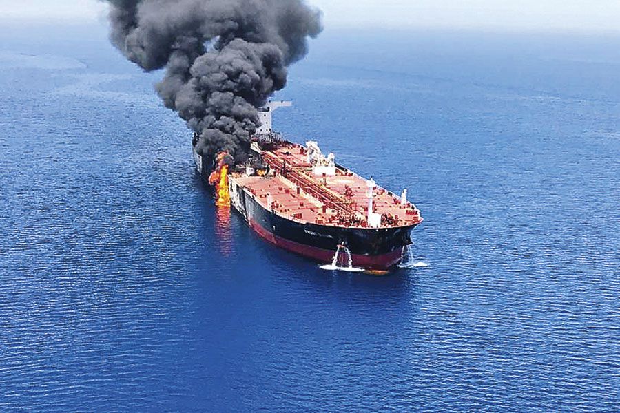 Petrolero es alcanzado por un proyectil en el golfo de Omán: se registran algunos daños