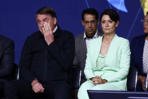 En medio de la derrota y el silencio de Jair Bolsonaro, su esposa tuvo que desmentir una crisis matrimonial