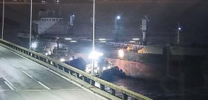 Enorme barco a la deriva se estrelló contra un puente en Río de Janeiro (VIDEO)