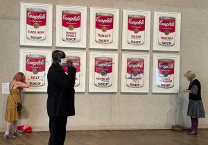 Activistas mancharon y pegaron sus manos en célebre obra de Andy Warhol en Australia (VIDEOS)