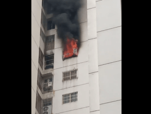EN VIDEO: Se registró fuerte incendio en un apartamento en La Candelaria #14Nov
