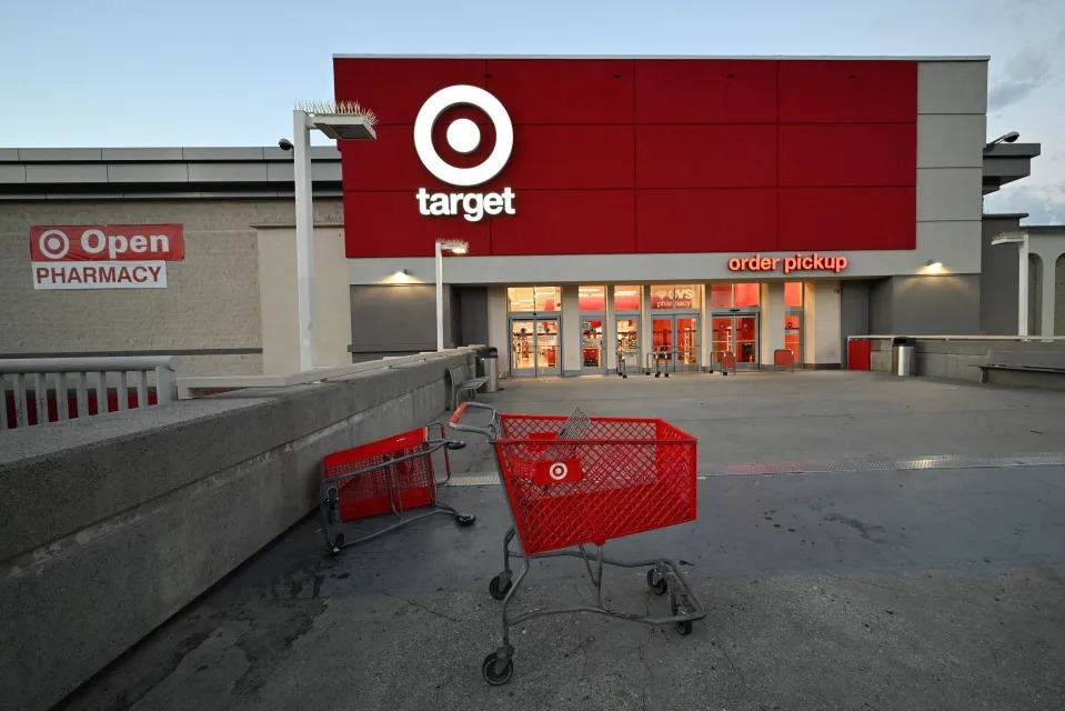 Apuñaló a varios clientes en Target de California con un niño de nueve años entre las víctimas