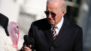 Biden intentó “hablar” con un pavo y el video se hizo VIRAL en redes sociales