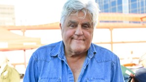 Jay Leno muestra sus cicatrices tras ser dado alta del hospital (Fotos)